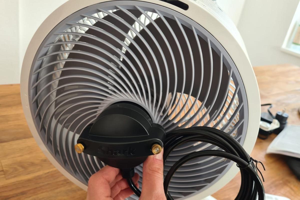 Der Mini Ventilator mit Wasserkühlung ist im Test zu sehen.